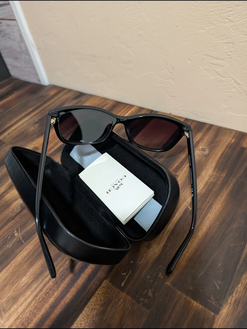 New Womans Coach Black Frame Sunglasses HC 8369U  W/Leather Case